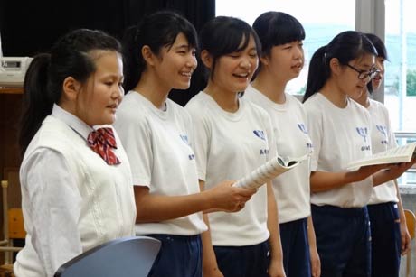 佐藤さんとみんなで声を合わせる