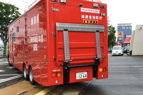 三条市消防本部を出発する緊急消防援助隊が乗る後方支援車