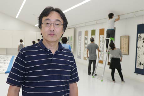 展示作業中の木原さん
