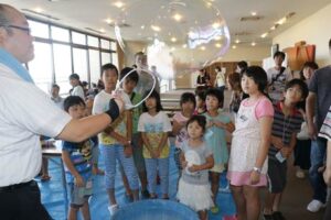 燕市・弥彦村の児童生徒科学作品展と園児作品展、青少年のための科学の祭典は大勢の親子連れでにぎわう