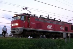 男性とぶつかった貨物列車