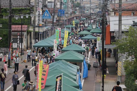 中央商店街を歩行者天国にして開かれた三条マルシェ