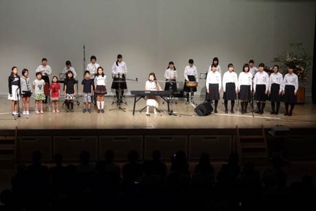 12日開かれた「未来へつなぐプロジェクト～音楽のちから～響和～harmony～コンサート」で佐藤ひらりさんと県立新潟盲学校中学部2年、三条市の第二中と一ノ木戸小の有志の子どもたちが東日本大震災からの復興を願うシンボル曲『未来へつなぐメッセージ』を合唱