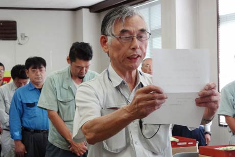 誓いの言葉を述べる(株)やま電の樋山営業部長