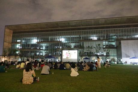 つばめ若者会議のワンダー・プロジェクトが12日夜、燕市役所で開いた「みんなの学校」夕暮れワンダー映画館