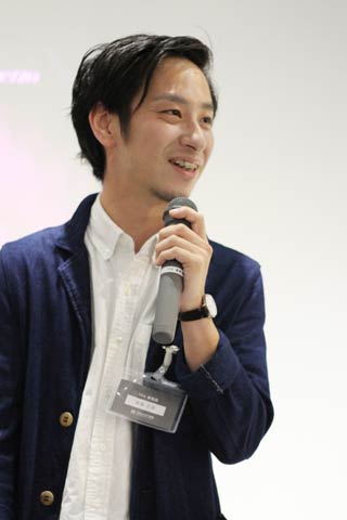 クリエーターズサロンであいさつする斎藤さん