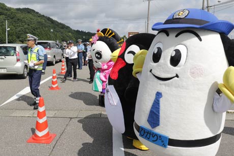 道の駅国上に交通安全指導所を設置してゆるキャラも一緒に安全運転を呼びかけ