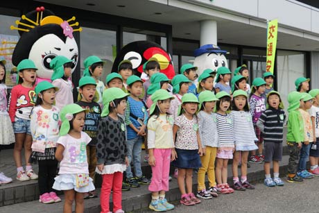 『みんなつばめのこども』を合唱するあおい保育園園児