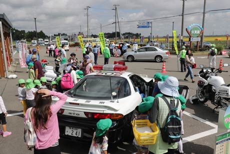 白バイやパトカーの試乗体験に園児は大喜び