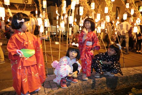 浴衣で訪れた子どもたち
