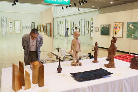 21日まで加茂文化会館で開かれている加茂美術協会主催「第19回加茂の“今”展」