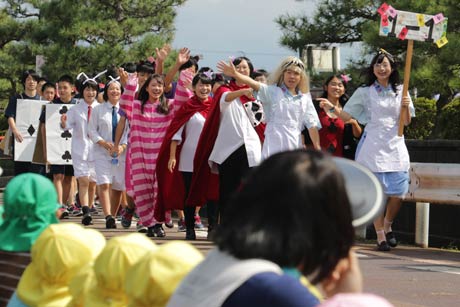 分水高校が19日の文化祭「水櫻祭」一般公開のPRのため仮装行列