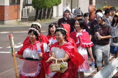 まちなかを進む仮装行列