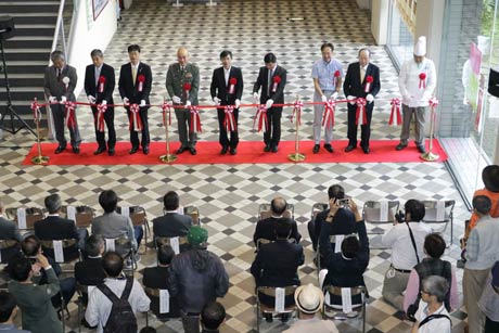 開会式のテープカット
