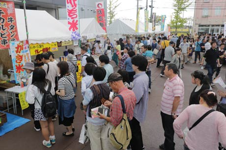 20、21日と燕三条地場産業振興センターで開かれている「燕三条食の陣」