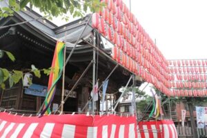 秋季大祭で拝殿前を奉納ちょうちんで飾る燕・戸隠神社