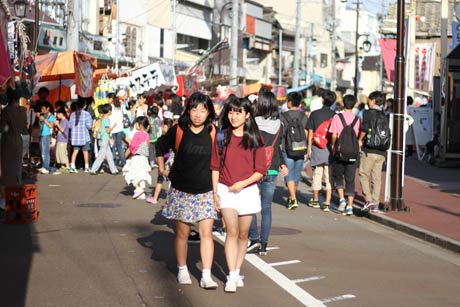 子どもたちでにぎわう大通りの露店