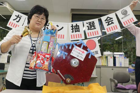 ガラポン抽選会の抽選器や賞品の花火