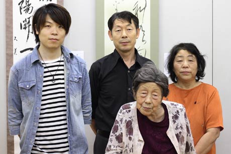 下田書道会の彩水さん以外の4人の指導者、右から湲水さん、志水さん、泰山さん、逅絆さん