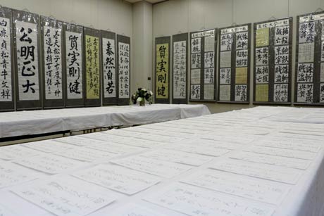 子どもたちの硬筆作品もテーブルに並べてずらりと展示