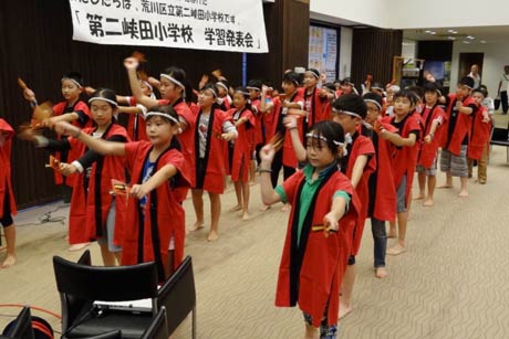 「いい湯らてい」ロビーで学習発表会を行う児童