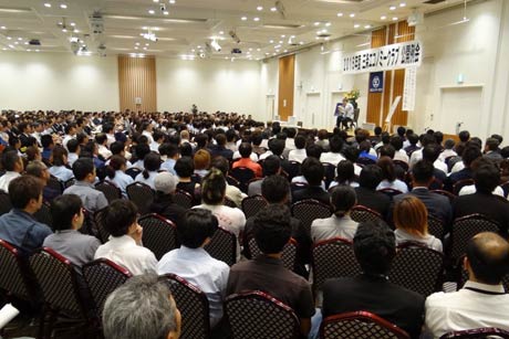 700人以上の来場者で満杯の会場