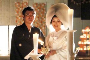 幻想的なあかりに彩られた加茂山を舞台にあかりの結婚式にうっとり