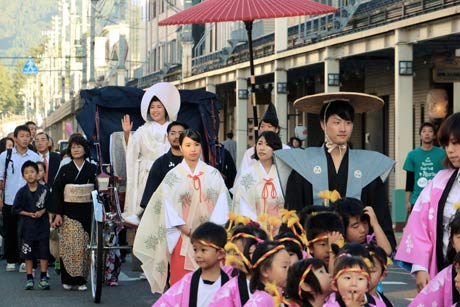 大通りを進む行列