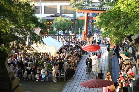園児が祝いの歌や踊りを披露した宮大門石畳