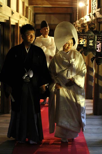 社務所から鶯張（うぐいすばり）の廊下を歩いて拝殿へ向かう近藤さん夫婦
