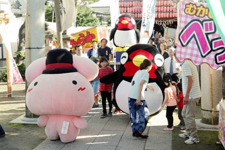 もち-うさぎとつばくろちゃん、その後ろにつばくろちゃんみこし