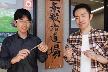 ペーパーナイフ作りを体験した山形県の稲垣さんと秋田県の佐藤さん