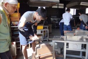シルバーウイークの三条鍛冶道場は県外からの鍛冶体験が人気に