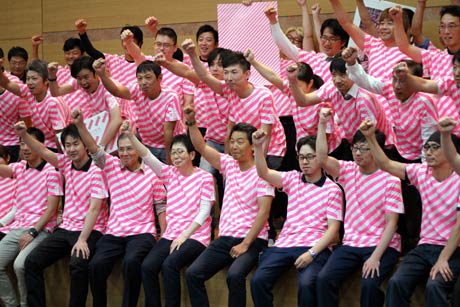 10月1日からの「燕三条　工場の祭典」を前に最後の運営会議でピンクのストライプのTシャツを着て気勢を上げる参加企業