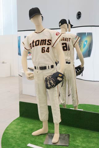  亀倉がデザインしたサンケイアトムズのロゴが刺しゅうされたユニホーム