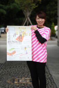 マルナオのレセプションで「作業着RUNWAY」のランウェイになる新社屋ピロティで担当の田村さん