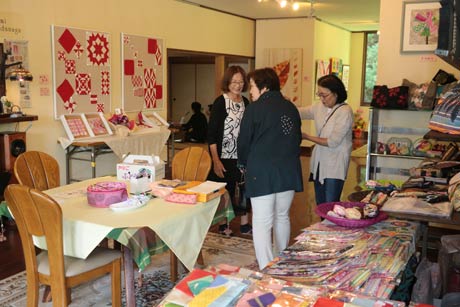 下田の森の美術館で開かれている工房「絵舞」を主宰するパッチワーク作家、小林典子さんの作品展