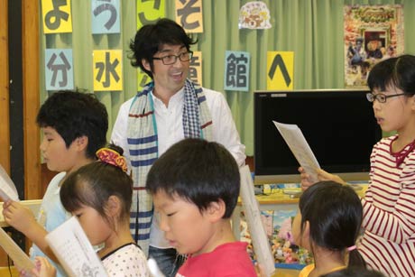 燕市分水児童館「童楽夢」で燕市で「クリスマス・キャロル」を上演する劇団スイセイ・ミュージカルによるミュージカルのワークショップ