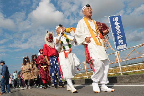 県道を進む行列