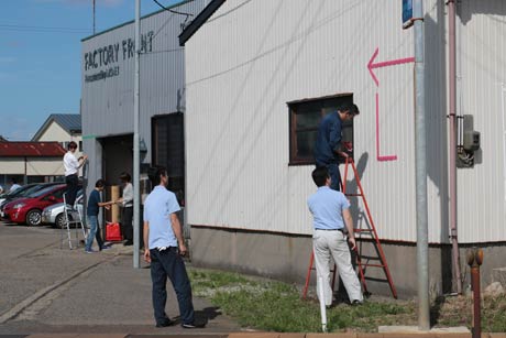 30日、ピンクのストライプや案内の表示を製作する燕市・武田金型製作所