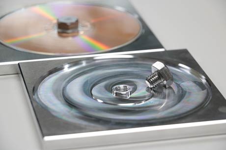 再販が決まって「燕三条　工場の祭典」でも販売される相対性理論 × Jeff Mills「スペクトル」、手前がアルミ削り出しのオブジェ、奥はCDを固定したところ