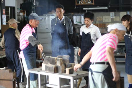 三条鍛冶道場でさっそく始まった鍛冶体験