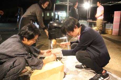  燕三条 工場の祭典のアドバイザーを務める株式会社メソッドの山田遊さんものみで木を削るワークショップに挑戦