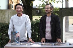ツバメコーヒーで2回目の個展「Newtral Plate/Newtral Bowl」を開いている鎚起銅器職人の大橋さん(右)と一緒に企画したツバメコーヒーの田中さん