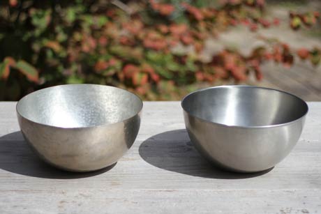 「Newtral Bowl」、左が大橋さんの作品、右が手本にした柳宗理デザインのステンレス製のボウル
