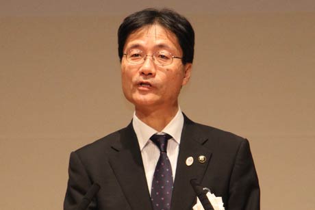 鈴木燕市長が燕三条地場産業振興センター理事長として鈴木燕市長があいさつ