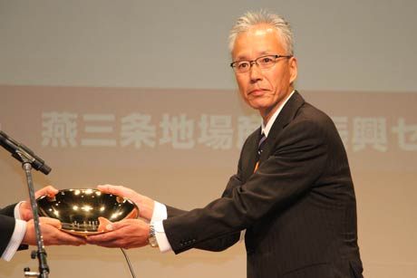 観光庁長官賞を受ける三条市の長谷川経済部長
