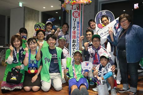 大挙して応援に駆けつけたヤクルトスワローズ新潟支燕会のメンバー