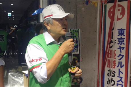 南波副市長の音頭でヤクルト「タフマン」で乾杯