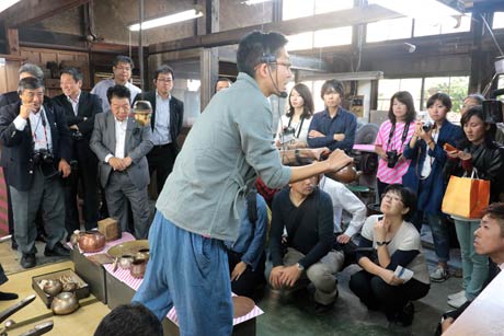 約80人が来場した3日午後1時からの玉川堂の見学